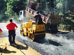 Συνεχίζονται τα έργα οδοποιίας στο Δήμο Νάουσας